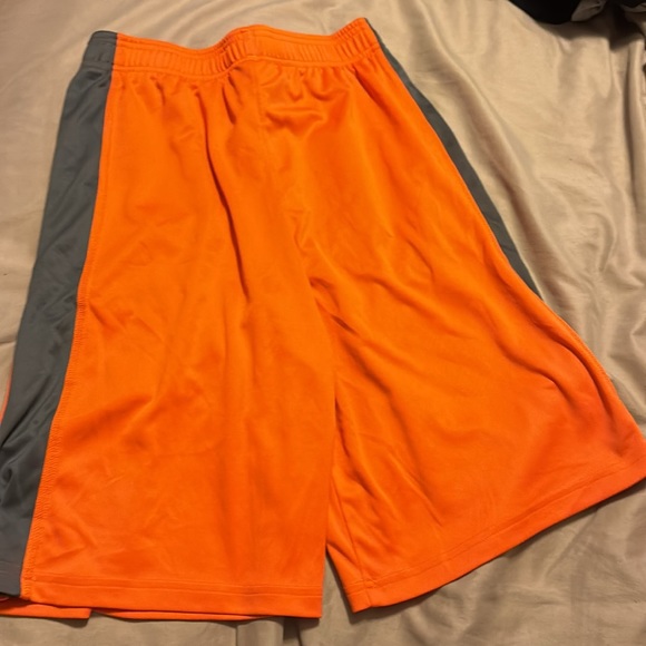 Boys large Under Armour shorts! - Picture 4 of 5